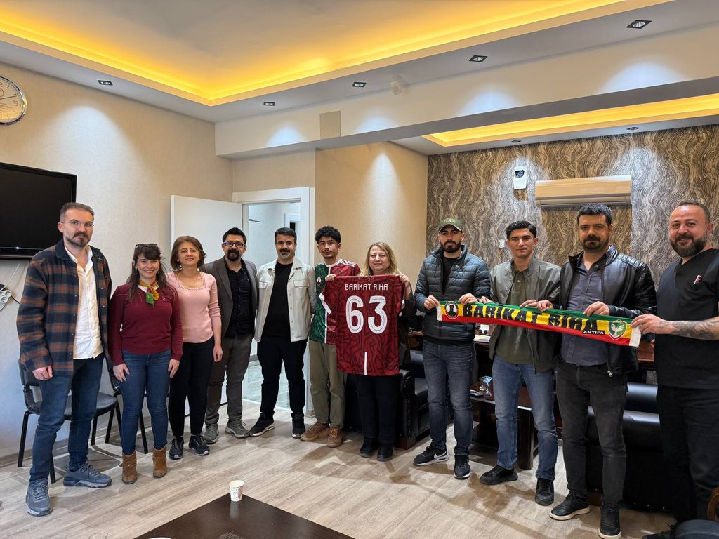 urfatabip's tweet photo. Şanlıurfa Tabip Odası yeni yönetimi olarak, kentimizin önemli sivil oluşumlarından biri olan Barikat Rıha taraftar grubu temsilcilerini odamızda ağırladık.
Samimi ve verimli geçen görüşmede; sporun birleştirici gücü, gençlerin sosyal ve kültürel alanlarda daha aktif rol alması ve tribün kültürünün toplumsal dayanışma ile güçlendirilmesi üzerine fikir alışverişinde bulunduk.
Dernekleşme sürecine hazırlanan Barikat Rıha grubuna çalışmalarında başarılar diliyor; gençlerin ve toplumun yararına atılacak her adımda dayanışma içinde olacağımızı ifade ediyoruz.
Nazik ziyaretleri için kendilerine teşekkür ederiz.