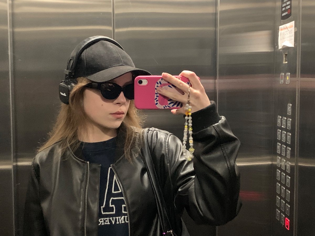 сьогодні рандомно заметчились правда я не вдягнута в йоджі