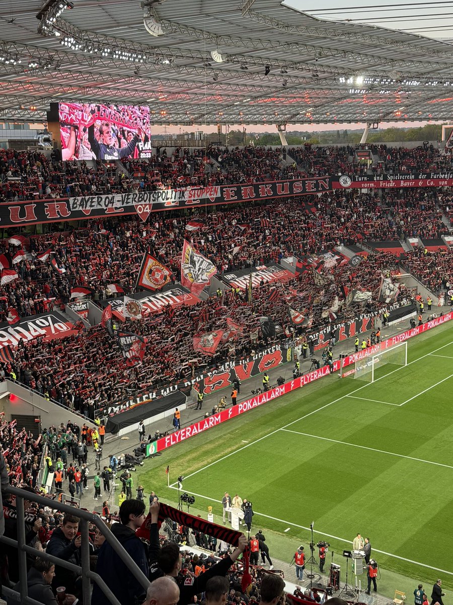 Op bezoek bij <a href="/bayer04fussball/">Bayer 04 Leverkusen</a> ⚫️🔴 De club van Hans-Peter Lehnhoff, icoon van <a href="/official_rafc/">Royal Antwerp FC</a> 🔴⚪️

#B04FCB #DFBPokal