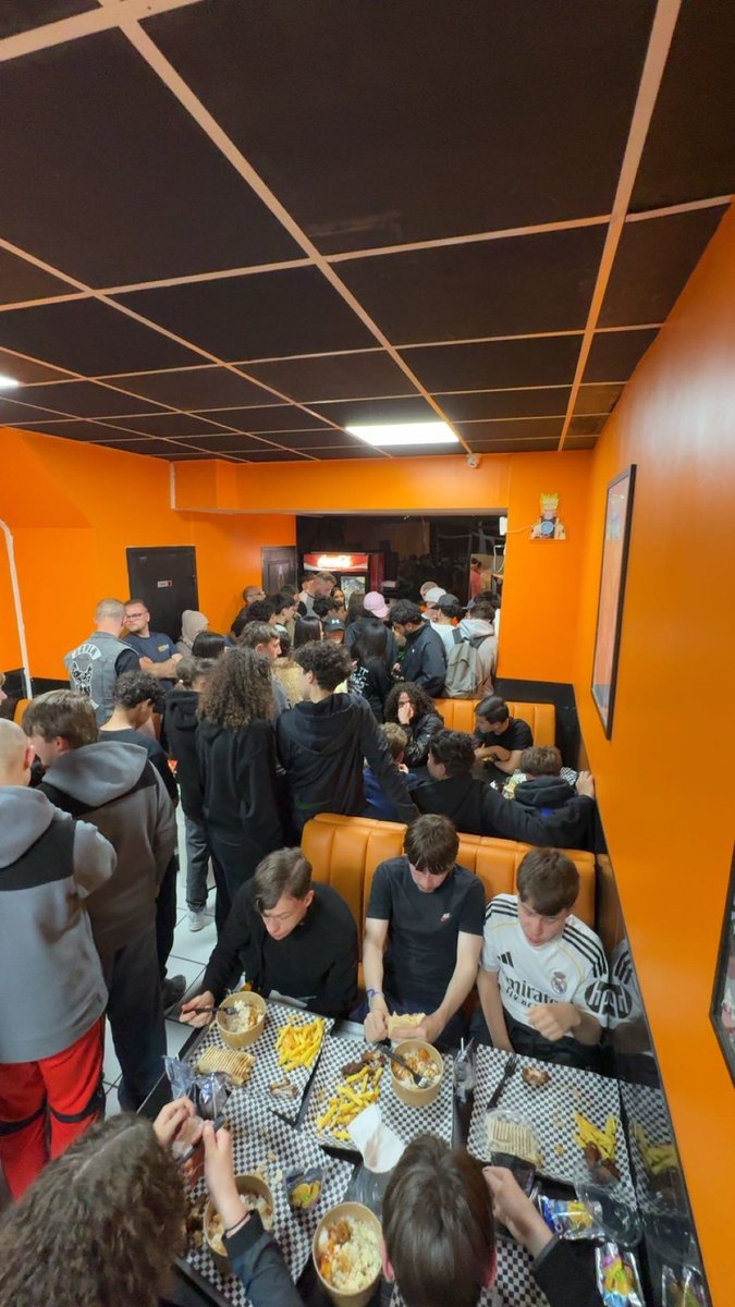 KF BURGER tweet media