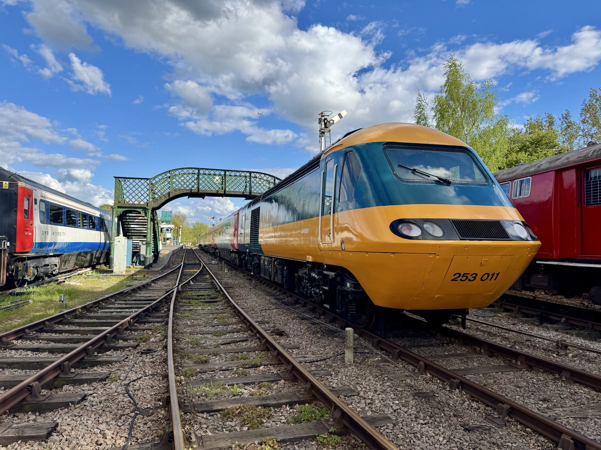 colnevalleyrail's tweet photo. HST Powercar 43023 sits at Hedingham after another successful driver experience day last Saturday. https://t.co/2A84FdYAin