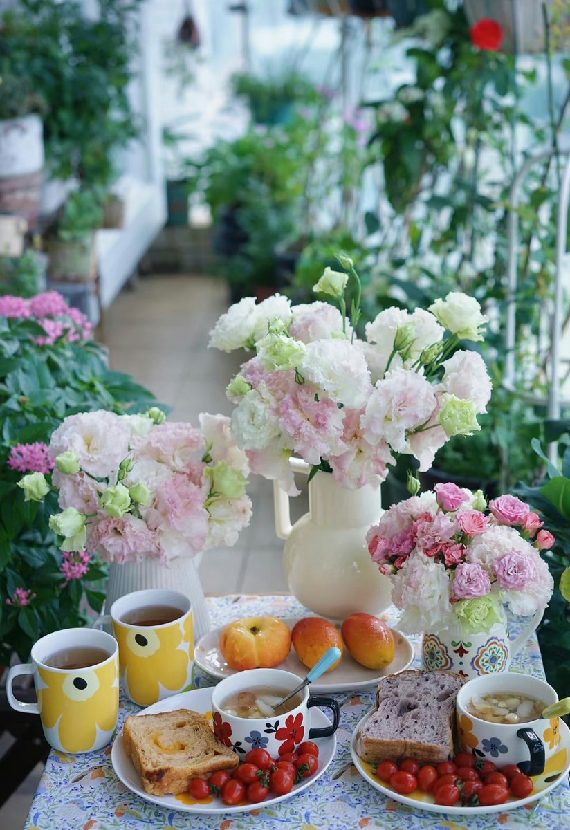Guddupa81032065's tweet image. Tried the new botanical-themed afternoon tea! Fresh florals, delicate pastries, and a view that’s pure magic. Every bite feels like a hug from nature  #NewExperience #TeaLovers
