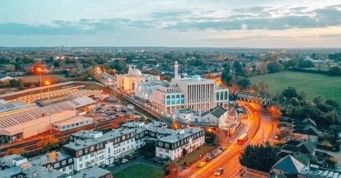 Britain's biggest mosque, with a capacity of more than 10.500 worshippers was relaunched yesterday by His Holiness Hazrat Mirza Masroor Ahmad (may Allah be his helper). At the same day the annual Peace Symposium took place in the new halls of Baitul Futuh mosque.