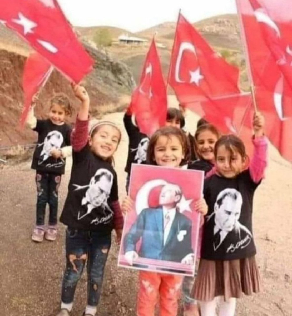 Paps_izmir35's tweet photo. Ulusal Egemenlik öyle bir ışıktır ki onun karşısında zincirler erir,
Taç ve tahtlar batar yok olur 
Gazi Mustafa Kemal Atatürk'e
minnettarız 

23 Nisan Ulusal Egemenlik Çocuk Bayramınız Kutlu Olsun

#23NisanUlusalEgemenlikveÇocukBayramı🇹🇷 https://t.co/v5xHSJ7iPz