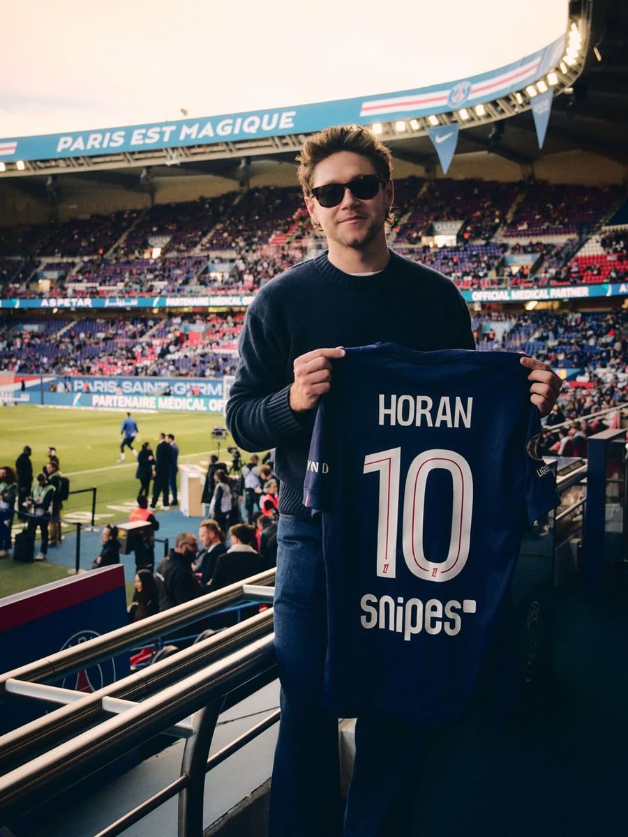 1Dnews_Control's tweet image. 🧡 Niall at the Parc De Princes for the PSG match tonight. He will look great in the top we reckon.

#NiallHoran
#DinnerParty

📸 icicestparis