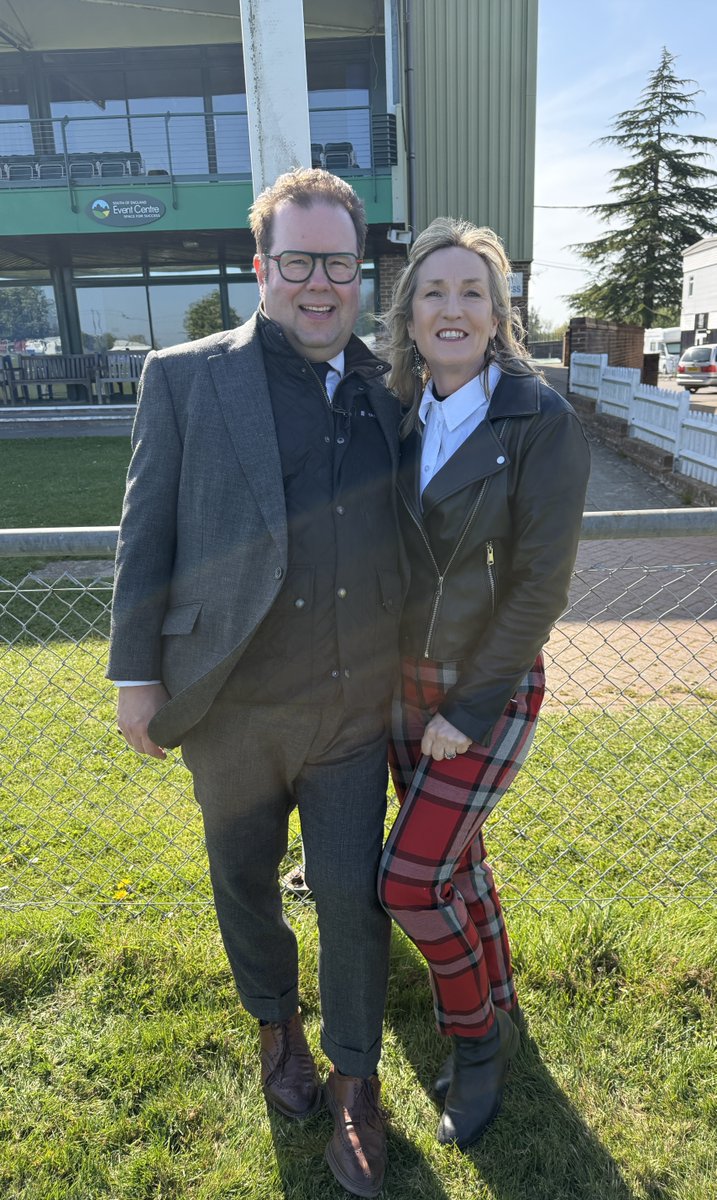 hawley_caroline's tweet photo. Homeward bound after a fabulous few days filming brand new ⁦@BBCBargainHunt⁩ shows with ⁦@natasharadio⁩ Thomas Forrester and all the amazing crew. #greatteams #greatfriends #greatfun #lovemyjob❤️ https://t.co/xNY7bSsL4x