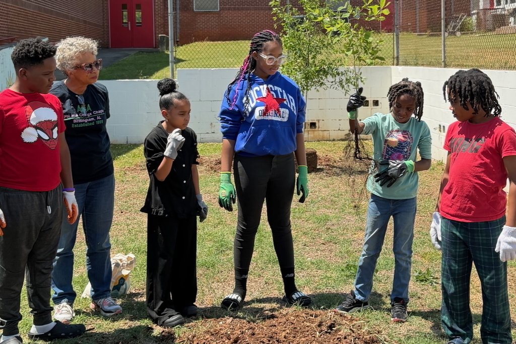 PAESPanthers's tweet photo. Happy Earth Day! 🌎

#SuccessStartsHere at Princeton Alternative Elementary, where scholars commemorated the day by planting a trio of trees in the schoolyard! 🌲 https://t.co/a9eY8hcRyB
