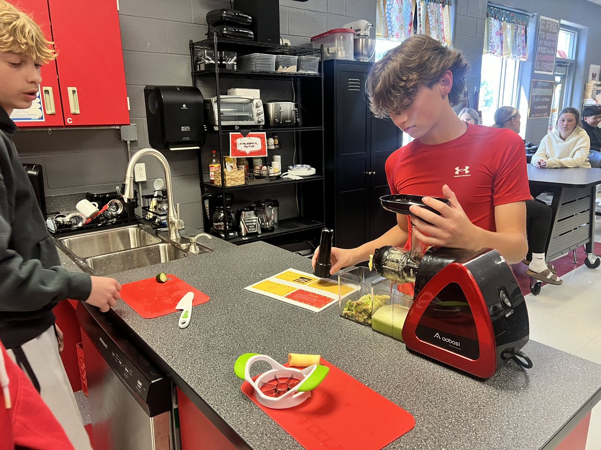 SCMSFCCLA's tweet photo. Pineapple Spring Splash Juice! @SCMFalcons @RuCoCTE https://t.co/ZaJvP9rfiq