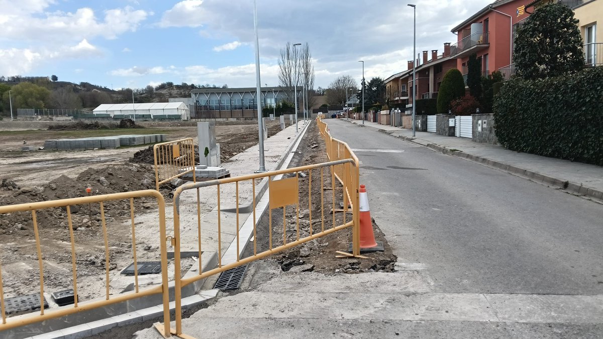cecalldtnes_eco's tweet photo. Al gener ens alegràvem que a les obres d'urbanització del "Torrental Nord" @ajcalldetenes havia acceptat algunes al·legacions nostres, i gràcies a això la vorera nova del carrer Serrallonga seria un xic més ampla, i s'hi plantarien arbres.
🧵 https://t.co/UR0iyi3XFf