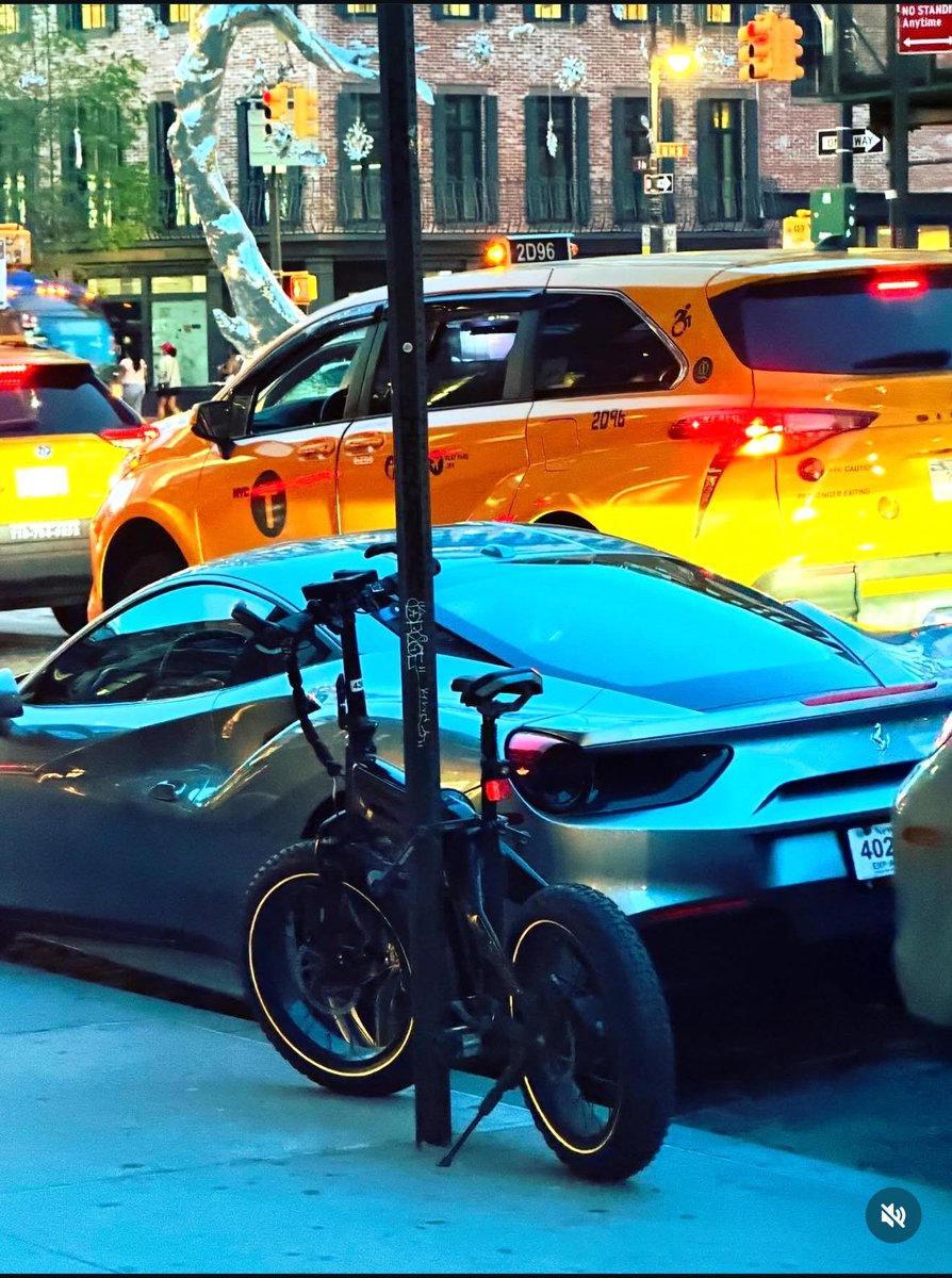 𝔻𝔼𝕊𝕀𝔾ℕ𝔼ℝ tweet media