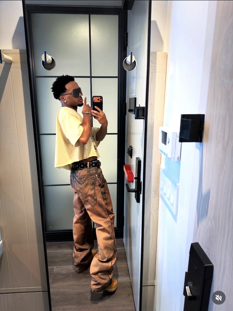 𝔻𝔼𝕊𝕀𝔾ℕ𝔼ℝ tweet media