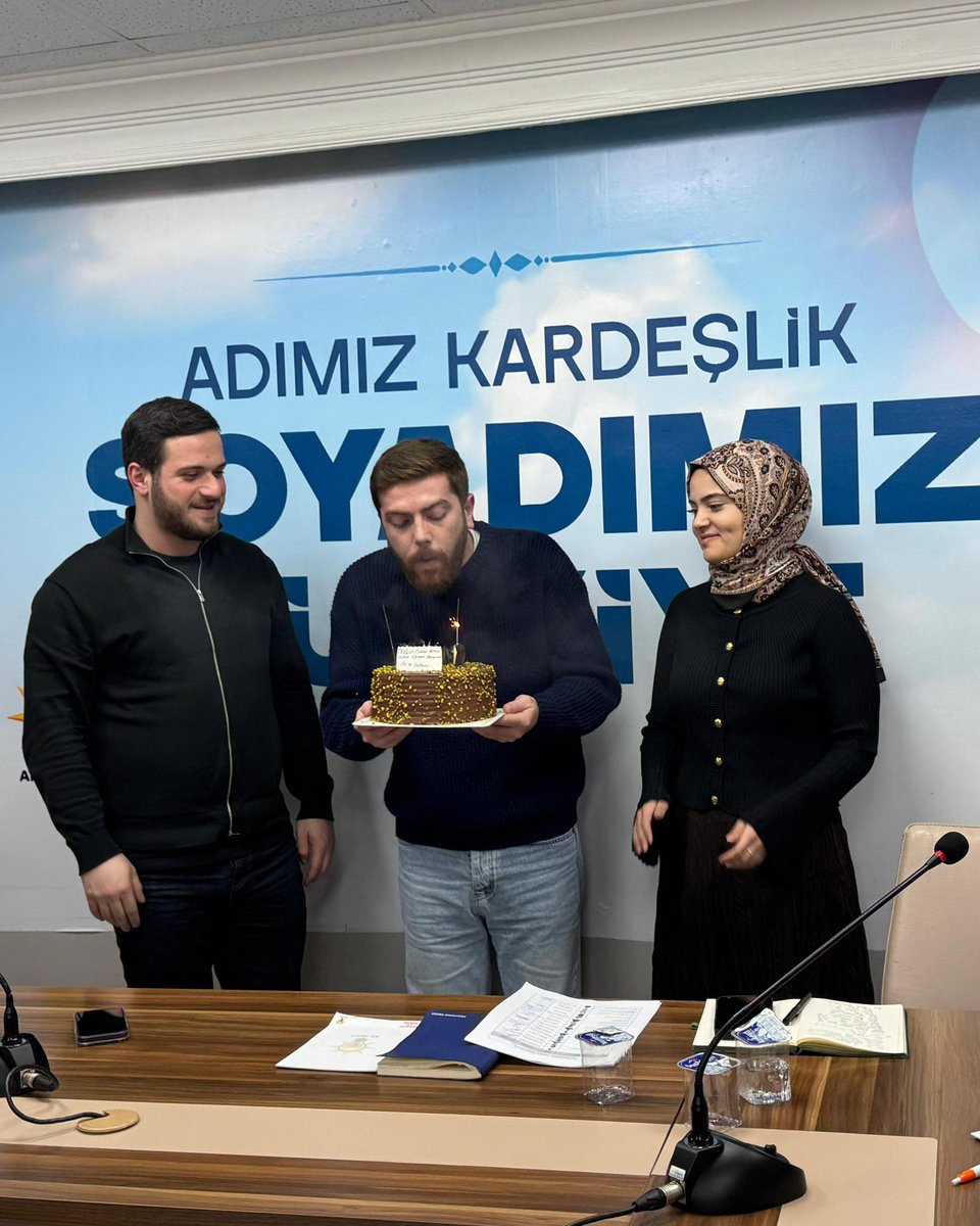 akgencumr's tweet photo. Toplantımızın Ardından Teşkilat Başkanımıza Sürpriz Kutlama 🥳

Toplantımızı tamamladıktan sonra, Teşkilat Başkanımız Gökhan Kocataş’ın doğum gününü yönetim kurulumuzla birlikte tebrik ettik.

İl Sorumlu Yönetim Kurulu Üyemiz @mervegulizartan Sn. Merve Gülizar Tan ve Başkanımız Sn. Abdussamet Esmer’in de katılım sağladığı bu kısa kutlamada; başkanımıza yeni yaşının hayırlar getirmesini temenni ettik.

Teşkilatımızdaki bu güçlü kardeşlik bağıyla, Ümraniye için çalışmalarımızı sürdürüyoruz.
.
.
.
#akgençümraniye #doğumgünü #sürprizkutlama #akgençümraniyeailesi #birolmakruhumuzdavar