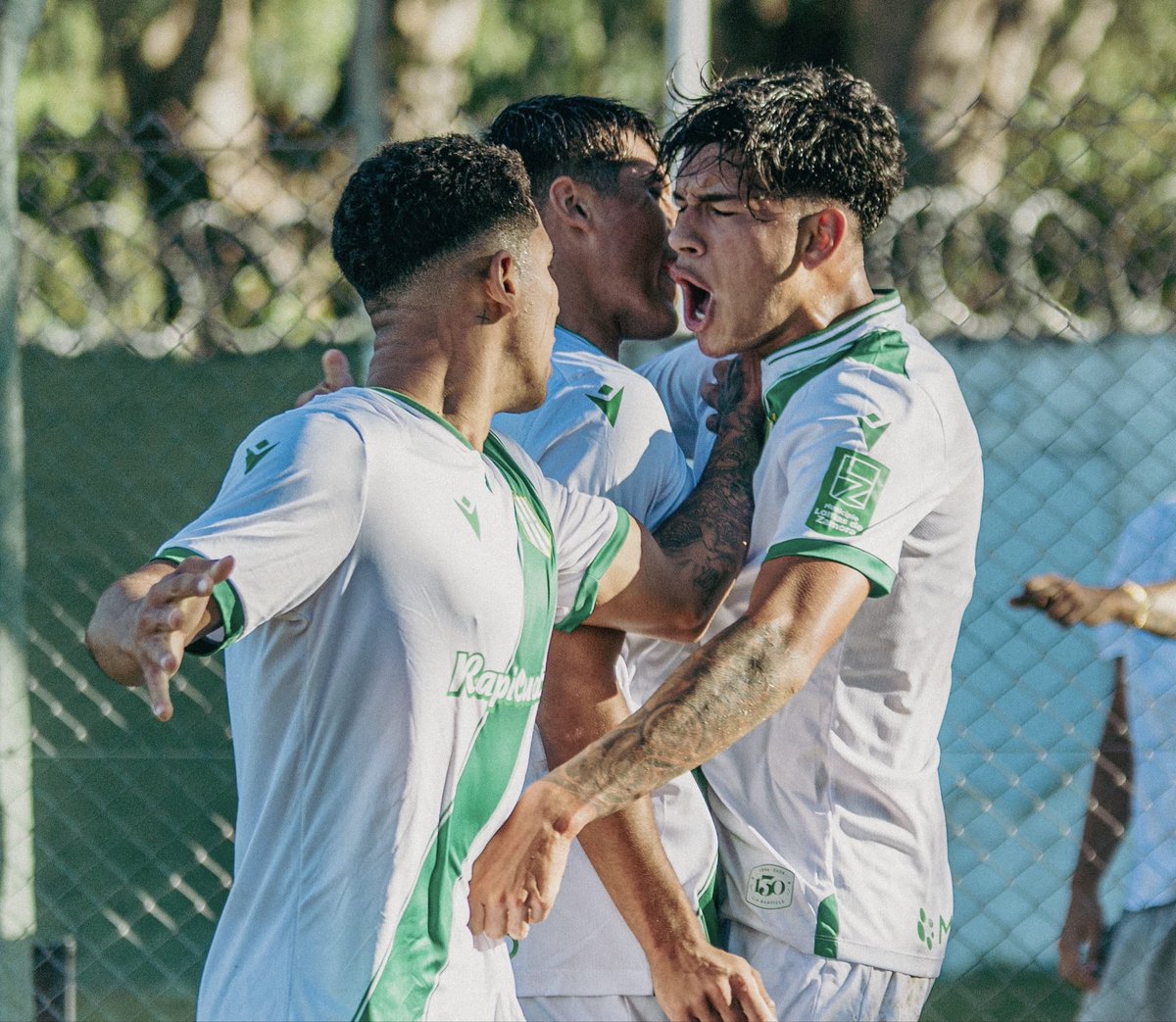 ¡GAAAANOOÓ LA #RESERVA Y SE QUEDÓ CON EL #CLÁSICODELSUR! 🇳🇬🇳🇬🇳🇬

Con un jugador menos, #Banfield venció 1-0 a Lanús.

⚽️ Jeremías Acosta