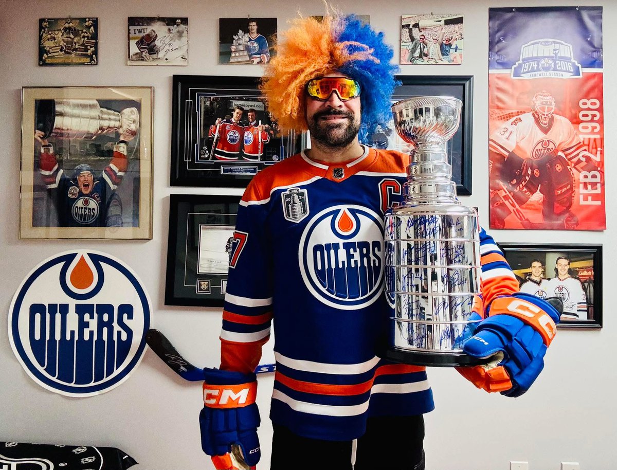 RussJerichoArt's tweet image. You’re talking about me, @SarahRyanYEG.

The UK and probably Europe’s UNDISPUTED @EdmontonOilers SUPERFAN.

But, if being far away is a dealbreaker, then @oilcountry1979 IS your man! He’s the #ShPk #Oilers SUPERFAN! 💙🧡

#LetsGoOilers