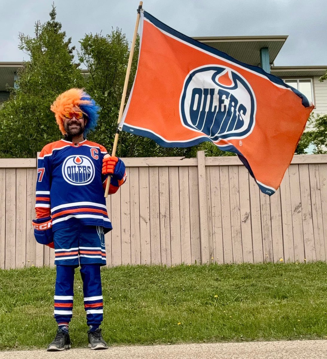 RussJerichoArt's tweet image. You’re talking about me, @SarahRyanYEG.

The UK and probably Europe’s UNDISPUTED @EdmontonOilers SUPERFAN.

But, if being far away is a dealbreaker, then @oilcountry1979 IS your man! He’s the #ShPk #Oilers SUPERFAN! 💙🧡

#LetsGoOilers