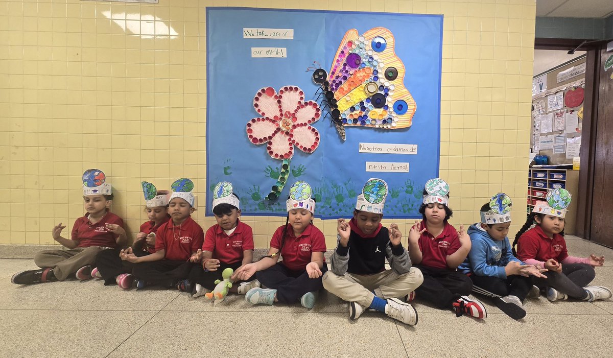 MsAlix_101's tweet photo. Happy Earth Day! We all made a wonderful art piece to show that we take care of our environment.  We learned how to recycle, reuse, and reduce ♻️  How do you take care of the Earth? 💚🌎🤩 #kinderBilingualClass16 @WestNYSchools  @wnyps1 @Luv2Teach0801 @Lissett03876031 https://t.co/4kY00mBDSz