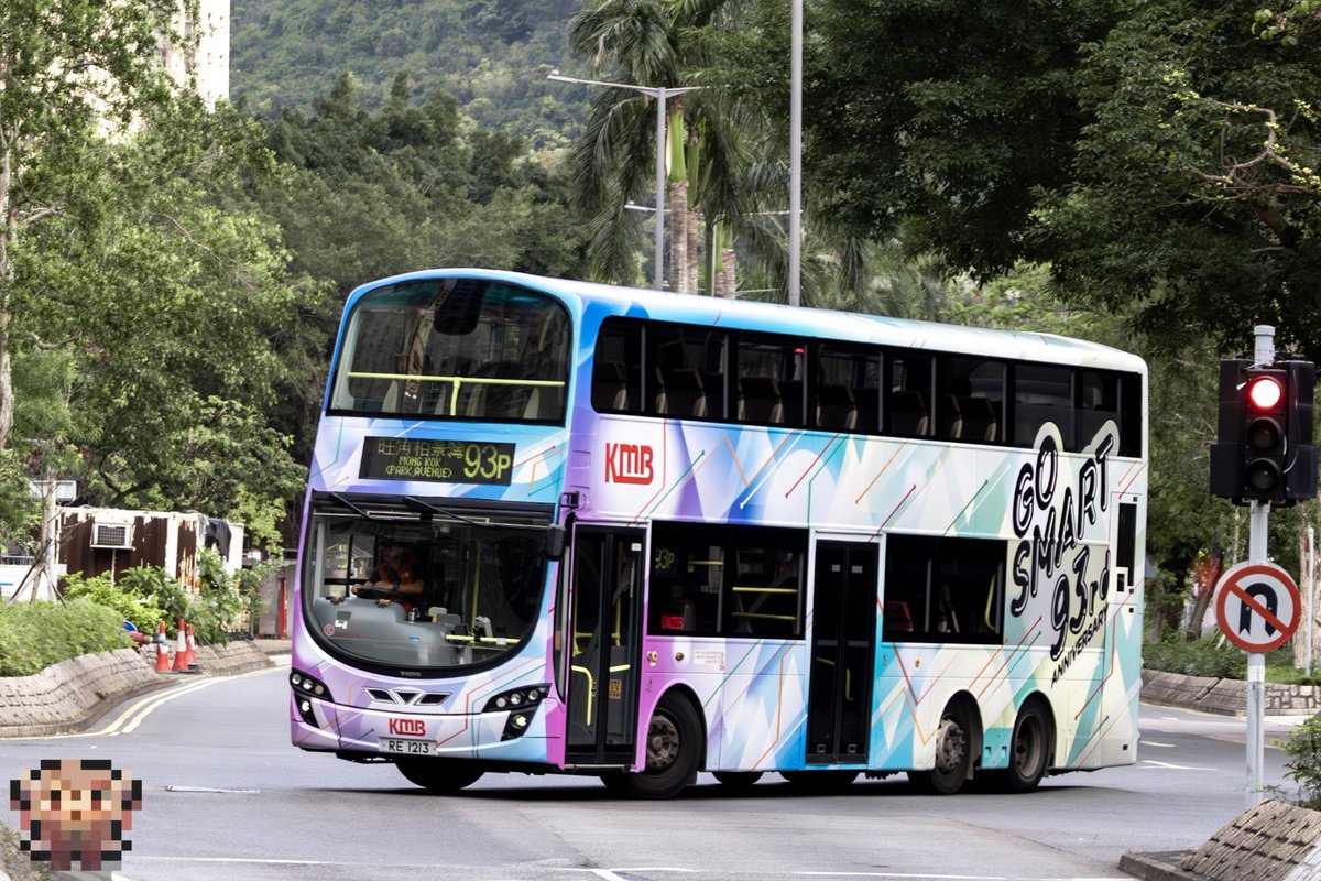 663Power23's tweet photo. 馬戲團公司93週年主題車毫無懸念獲派往93K，亦因此可以出現於存在感低下的93P，為這路線增添色彩。

本年主題車絕對比去年優勝，但或許前幾年都「要素過多」，本年卻是色彩繽紛但設計不明所以。官方宣傳亦只提及線條顏色的含義，但毫無提及圖案設計。

不管了，車好看就好
93K也多年沒被狗公司重視過了 https://t.co/7wFcppuFvx