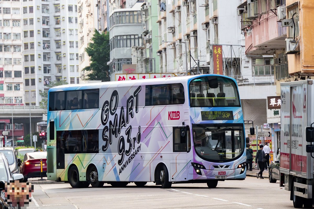 663Power23's tweet photo. 馬戲團公司93週年主題車毫無懸念獲派往93K，亦因此可以出現於存在感低下的93P，為這路線增添色彩。

本年主題車絕對比去年優勝，但或許前幾年都「要素過多」，本年卻是色彩繽紛但設計不明所以。官方宣傳亦只提及線條顏色的含義，但毫無提及圖案設計。

不管了，車好看就好
93K也多年沒被狗公司重視過了 https://t.co/7wFcppuFvx