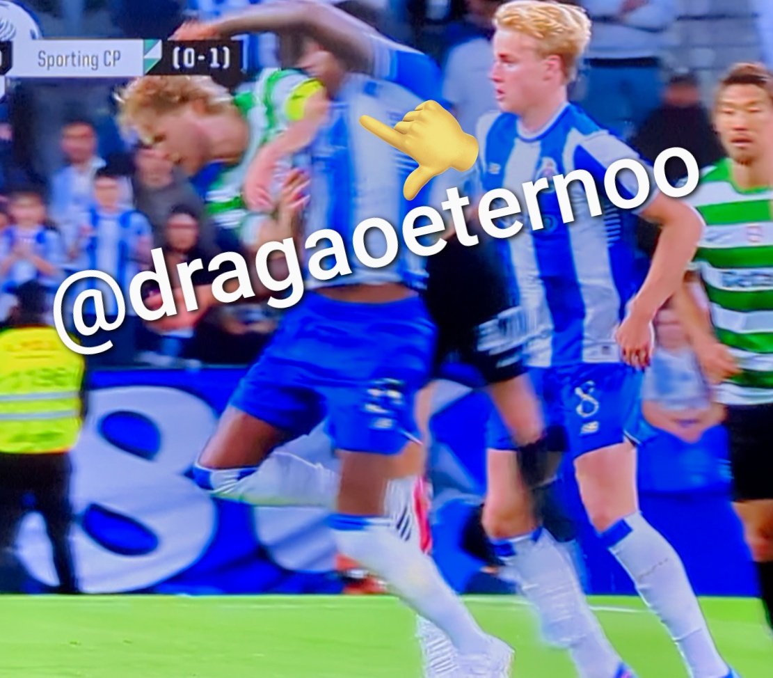 DragaoEternoo's tweet image. Mais uma agressão sem qualquer penalidade
Farioli leva amarelo por protesto 😡
#fcp #fcpscp #scp #sporting #fcporto #taçaportugal