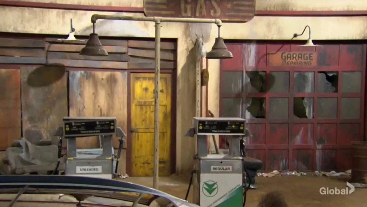 SoapsSpoilers's tweet image. Love this new set. Very old school horror flick. Texas Chainsaw Massacre. #yr
