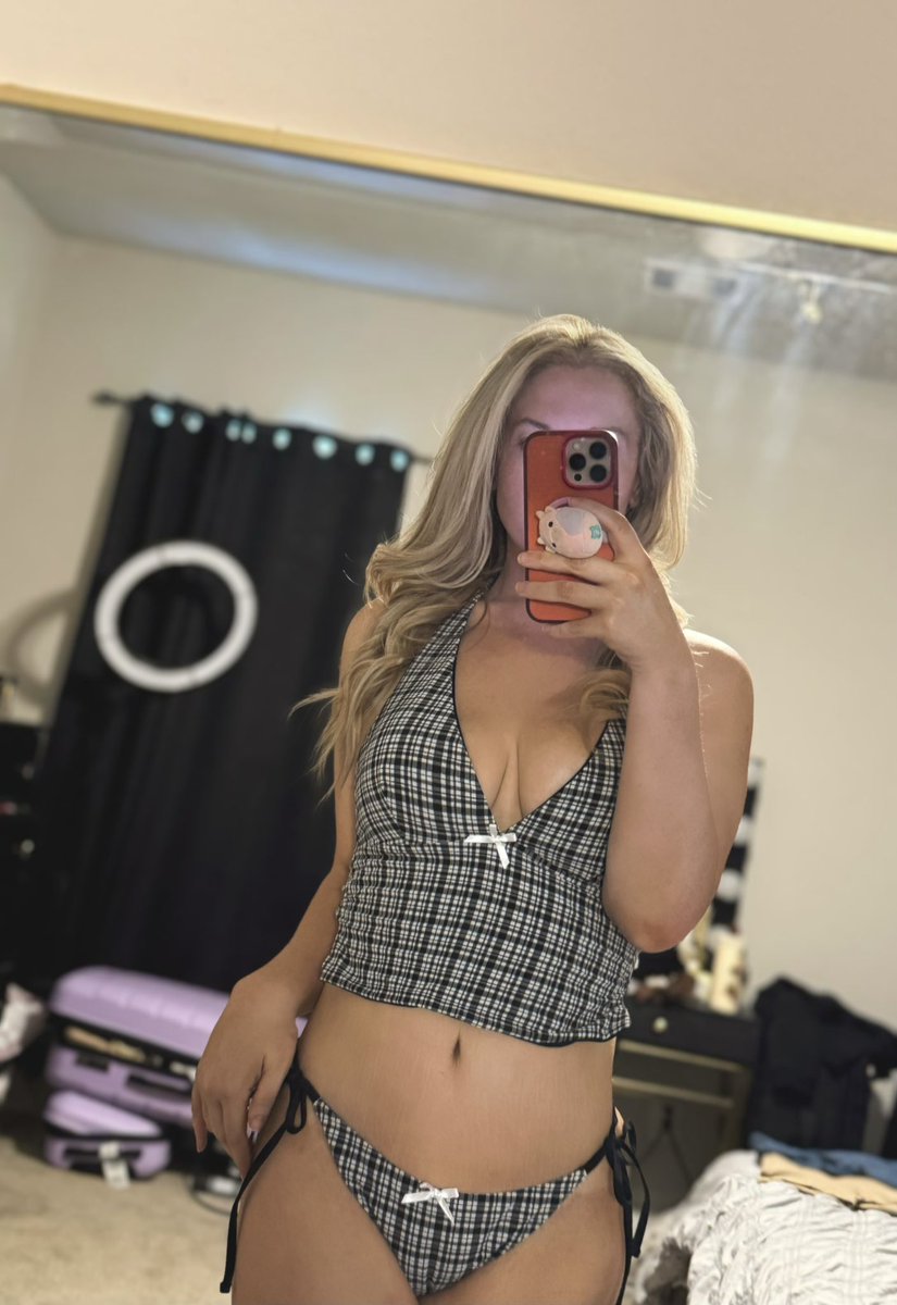 PatsKam's tweet image. just a couple pics of me and all my saggy skin and horrendous scars I must have from my extreme weight loss