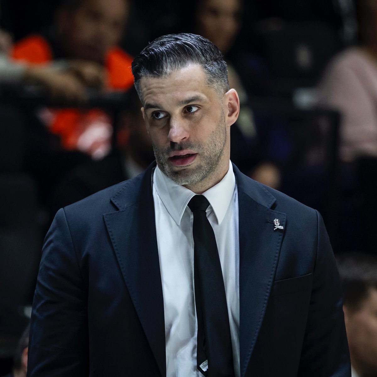 EurohoopsTR's tweet photo. "S*keyim baskıyı"

🎙️ Dusan Alimpijevic, final serisi için üzerlerindeki baskı hakkında konuştu:

"Final oynuyoruz, tabii ki üzerimizde baskı olacak. Baskıyla başa çıkamıyorsanız bu iş size göre değil demektir. Kullandığım kelime için özür dilerim ama s*keyim baskıyı.

Baskı altında final serisi oynamaya hazır değilseniz bu spor size göre değil demektir. Açıkçası oyuncularım, bu baskıya hazır. Bugün bizim için sorun baskı değildi.

Bu takım, yarı finalde Bahçeşehir Koleji'ni domine eden takım. Bu takım, Türkiye Ligi'nde Fenerbahçe gibi güçlü bir rakiple zirveyi paylaşan takım. Galibiyet ve yenilgi sayılarımız aynı. Bu takım, EuroCup normal sezonunu lider bitiren takım."