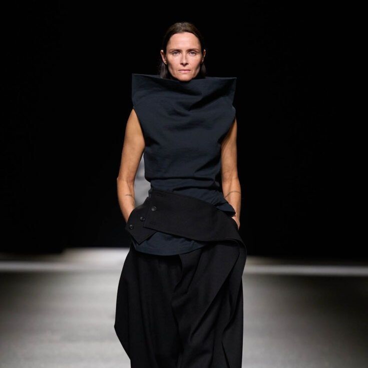 luxsure's tweet image. Issey Miyake AH26 : du washi transformé en coque par laque. Le vêtement devient structure, entre artisanat et technologie. Lecture complète sur Luxsure. 

#IsseyMiyake #UrushiBody #MaterialInnovation #FashionCraft #JapaneseDesign 

luxsure.fr/2026/04/21/iss…