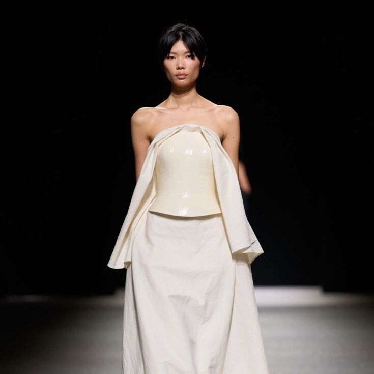 luxsure's tweet image. Issey Miyake AH26 : du washi transformé en coque par laque. Le vêtement devient structure, entre artisanat et technologie. Lecture complète sur Luxsure. 

#IsseyMiyake #UrushiBody #MaterialInnovation #FashionCraft #JapaneseDesign 

luxsure.fr/2026/04/21/iss…
