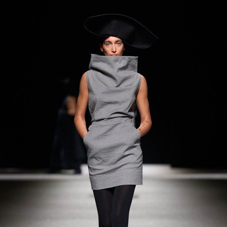luxsure's tweet image. Issey Miyake AH26 : du washi transformé en coque par laque. Le vêtement devient structure, entre artisanat et technologie. Lecture complète sur Luxsure. 

#IsseyMiyake #UrushiBody #MaterialInnovation #FashionCraft #JapaneseDesign 

luxsure.fr/2026/04/21/iss…