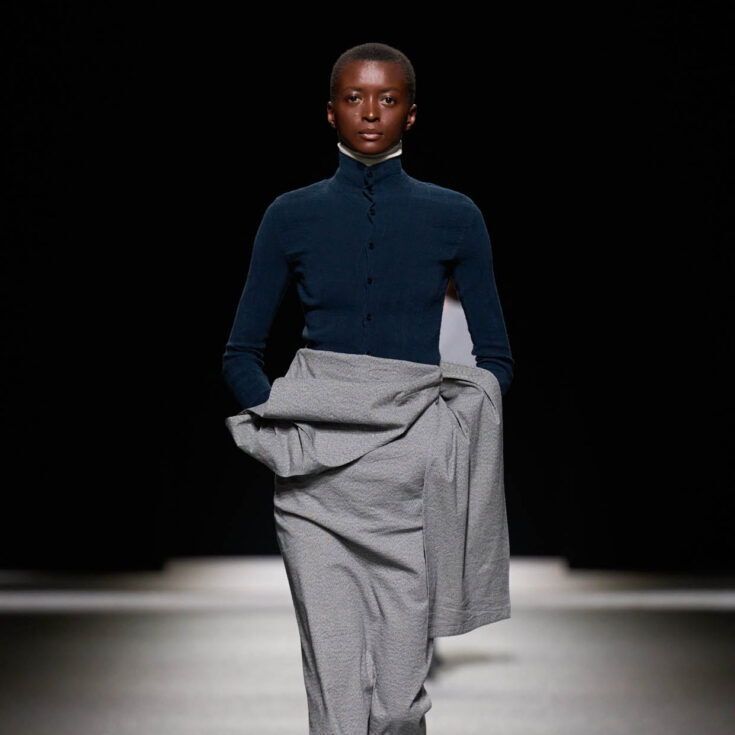 luxsure's tweet image. Issey Miyake AH26 : du washi transformé en coque par laque. Le vêtement devient structure, entre artisanat et technologie. Lecture complète sur Luxsure. 

#IsseyMiyake #UrushiBody #MaterialInnovation #FashionCraft #JapaneseDesign 

luxsure.fr/2026/04/21/iss…