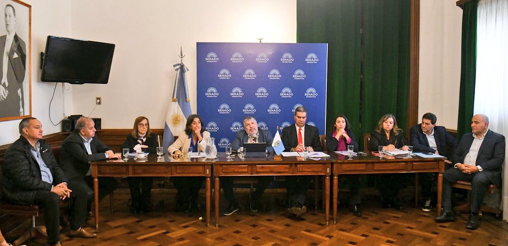 FlopezPrensa's tweet photo. 🏛️•Sdores d las pcias del Norte Grande presentaron un proyecto de ley q busca bajar las tarifas d luz.
🗣No podemos seguir pagando tarifas injustas. Tenemos veranos extremos con picos de 45°. Las boletas pasaron d $20.000 a $150.000 y golpean d lleno a las familias, @Florelop
⤵️ https://t.co/EVM6tHajjq