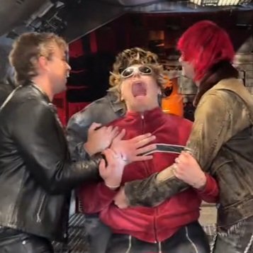 5 SECONDS OF SUMMER ACABA DE TOCAR START OVER POR PRIMERA VEZ