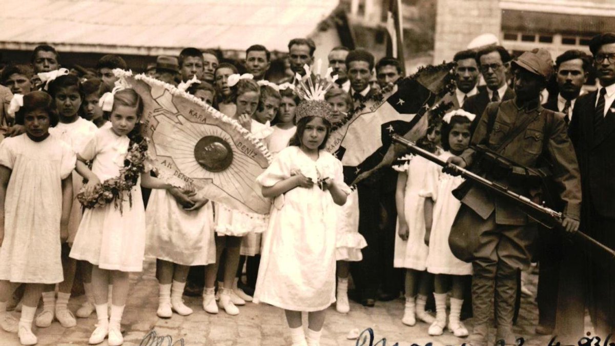 sansurszpr0fiI's tweet photo. 📸Yurt genelinde ilk defa kutlanan 23 Nisan'ın arşiv görüntüleri. https://t.co/IurrnOGjYS