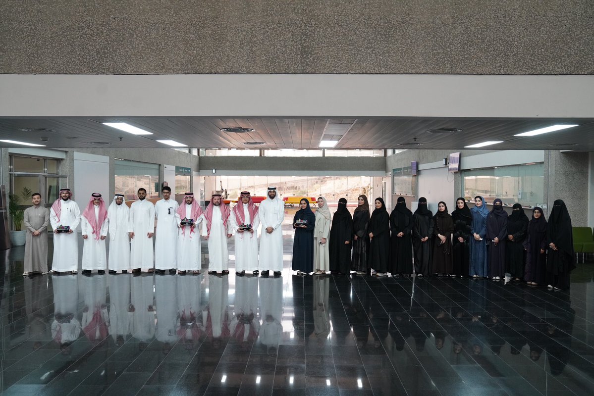 KFUPM_DSA's tweet image. اختُتمت فعالية Materials Day بتكريم سعادة عميد شؤون الطلاب د. خالد العنزي الطلاب القائمين على الفعالية تقديرًا لجهودهم في إنجاحها ✨🔬

#جامعة_الملك_فهد_للبترول_والمعادن 
#KFUPM