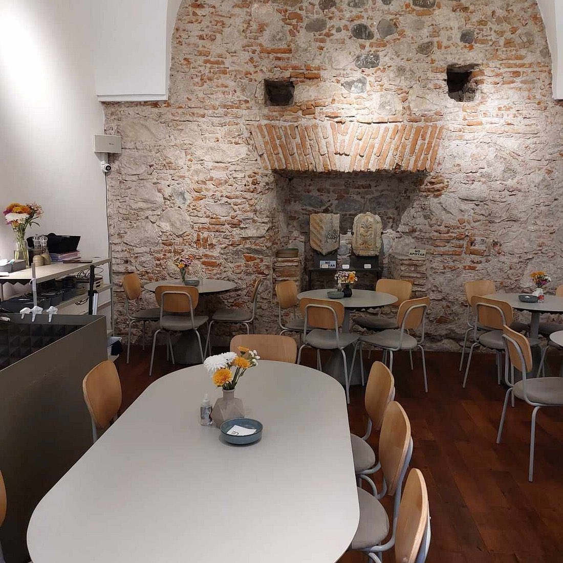 Cerró Mármol en Córdoba, una de las cafeterías mas conocidas de la ciudad. Estaba en plena manzana jesuítica y ambientada en el Siglo XVII porque estaba dentro de una cripta de mas de 400 años. Córdoba está siendo devastada por Milei. A este ritmo no va a quedar nada. Este