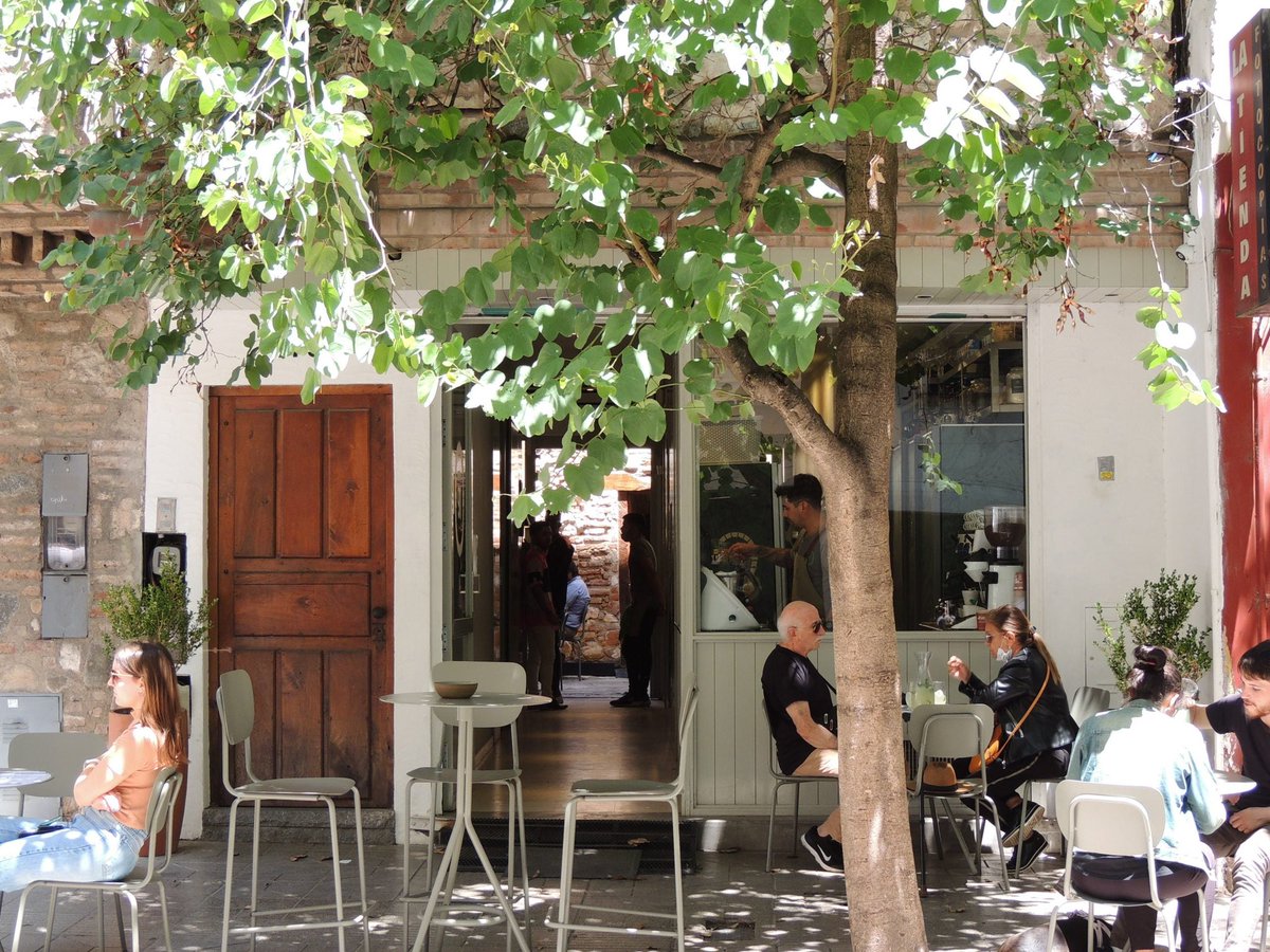 MartinDandach's tweet photo. Cerró Mármol en Córdoba, una de las cafeterías mas conocidas de la ciudad. Estaba en plena manzana jesuítica y ambientada en el Siglo XVII porque estaba dentro de una cripta de mas de 400 años. Córdoba está siendo devastada por Milei. A este ritmo no va a quedar nada. Este gobierno ya no da para mas.