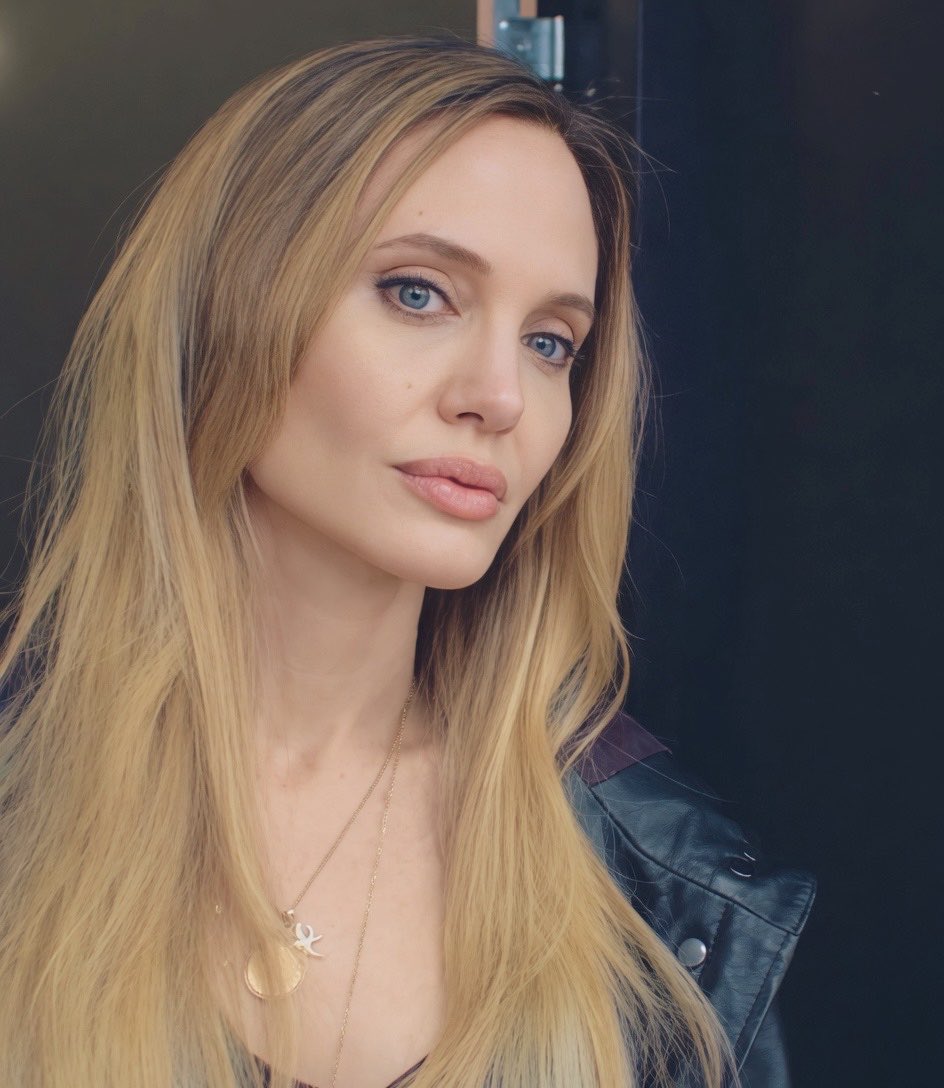Angelina Jolie tweet media