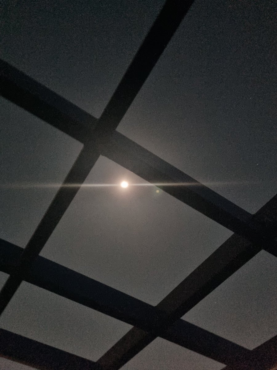 #بس_اقول
تبادر لذهني خيال قديم
تفاءلت بيومي فما أجمله
تذكرت فيه زمان  أليم
وعدت مع وراءه بالذاكره
تفننا بعشق  رقيق يتيم
تجسد في شعري وما أكتبه
دنوت من مكان جمعنا حميم
تمنيت حقا في ان استشعره.

سلمى💌