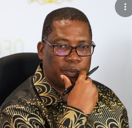 MDNnewss's tweet photo. Suspended Gauteng police brigadier Nkhwashu tells the #MadlangaCommission that he does not know what authority Premier Panyaza Lesufi possessed to order the handover of all dockets containing J50 warrants of arrest to Major General Mbuso Khumalo for central oversight of the investigations.