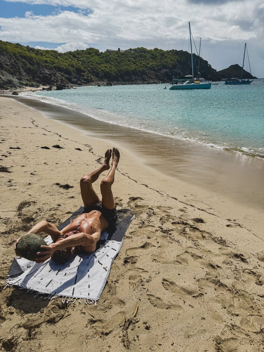RyanSeacrest's tweet image. Between a rock and a hard plank. Best gym on Earth… literally. Happy #EarthDay 🌎 #throwback