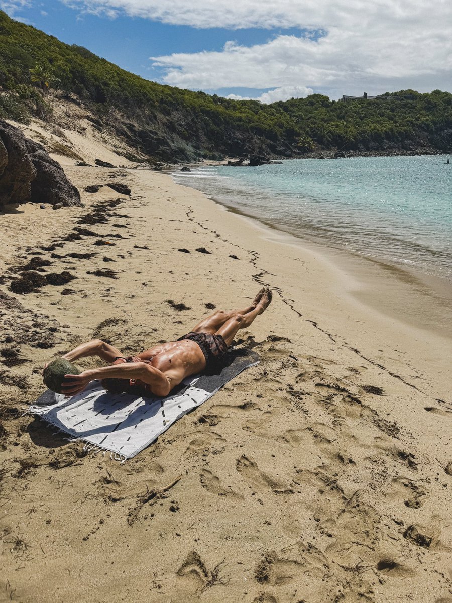 RyanSeacrest's tweet image. Between a rock and a hard plank. Best gym on Earth… literally. Happy #EarthDay 🌎 #throwback