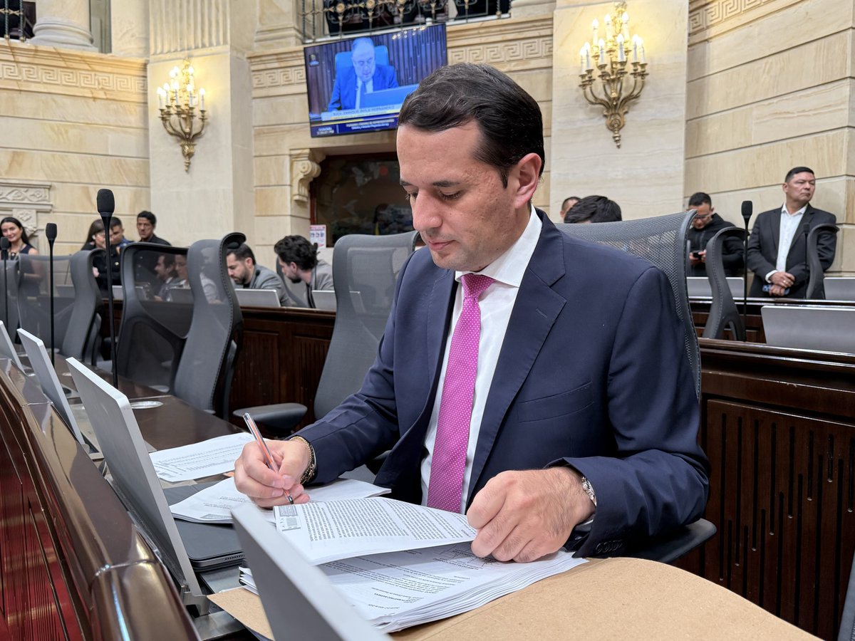 ingwilmerc's tweet photo. En plenaria dimos un debate necesario, de esos que no admiten indiferencia. Hablamos de una iniciativa que busca reconocer con justicia a quienes, desde el cuerpo de custodia y vigilancia penitenciaria, arriesgan su vida en silencio.

No se trata solo de normas, se trata de dignidad, de honrar el servicio y de garantizar un futuro justo para quienes cumplen una labor de alto riesgo por el país.

Seguimos firmes, convencidos de que servir es construir y que legislar también es reconocer. 🇨🇴💚