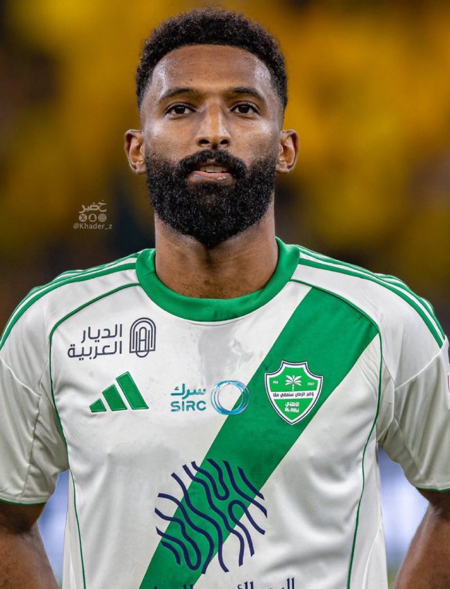 مع الوقت اكتشفنا انه ليس مجرد لاعب وانما هو روح الاهلي يلخص عمل لاعبين الوسط بالهجوم ويخفف الضغط عن اللاعبين الاخرين ..

عندما يغيب لاعب او يتراجع مستواه
يكون حاضر ويعوض غياب كل اللاعبين

شكرًا لهذا الرجل ..
يقاتل ، ويحاول ، ويسعى ، ويعوض.. !

فراس البريكان حبه البركة في الاهلي💚