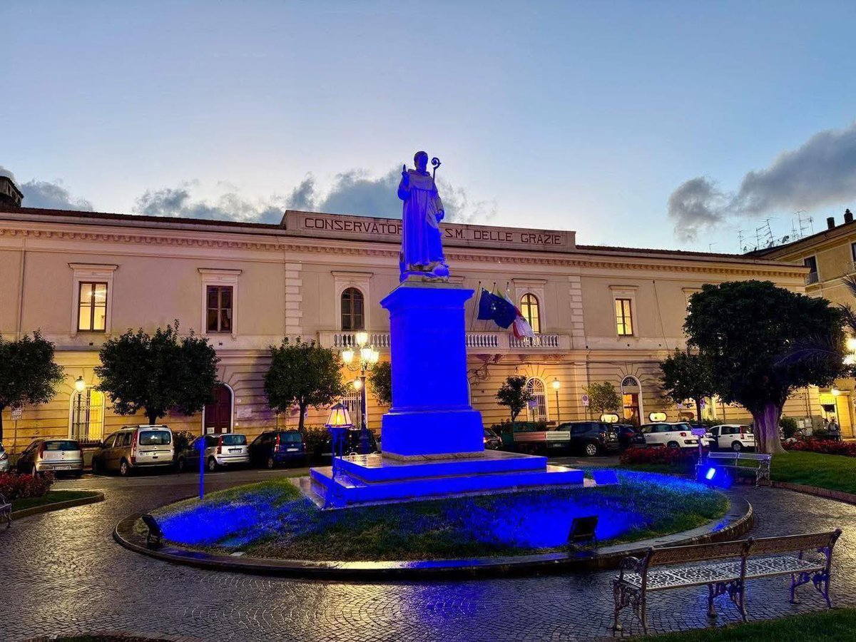Luci azzurre, in piazza Sant'Antonino, per festeggiare l'arrivo di Carlo, Mario e Gennaro nella nostra comunità.