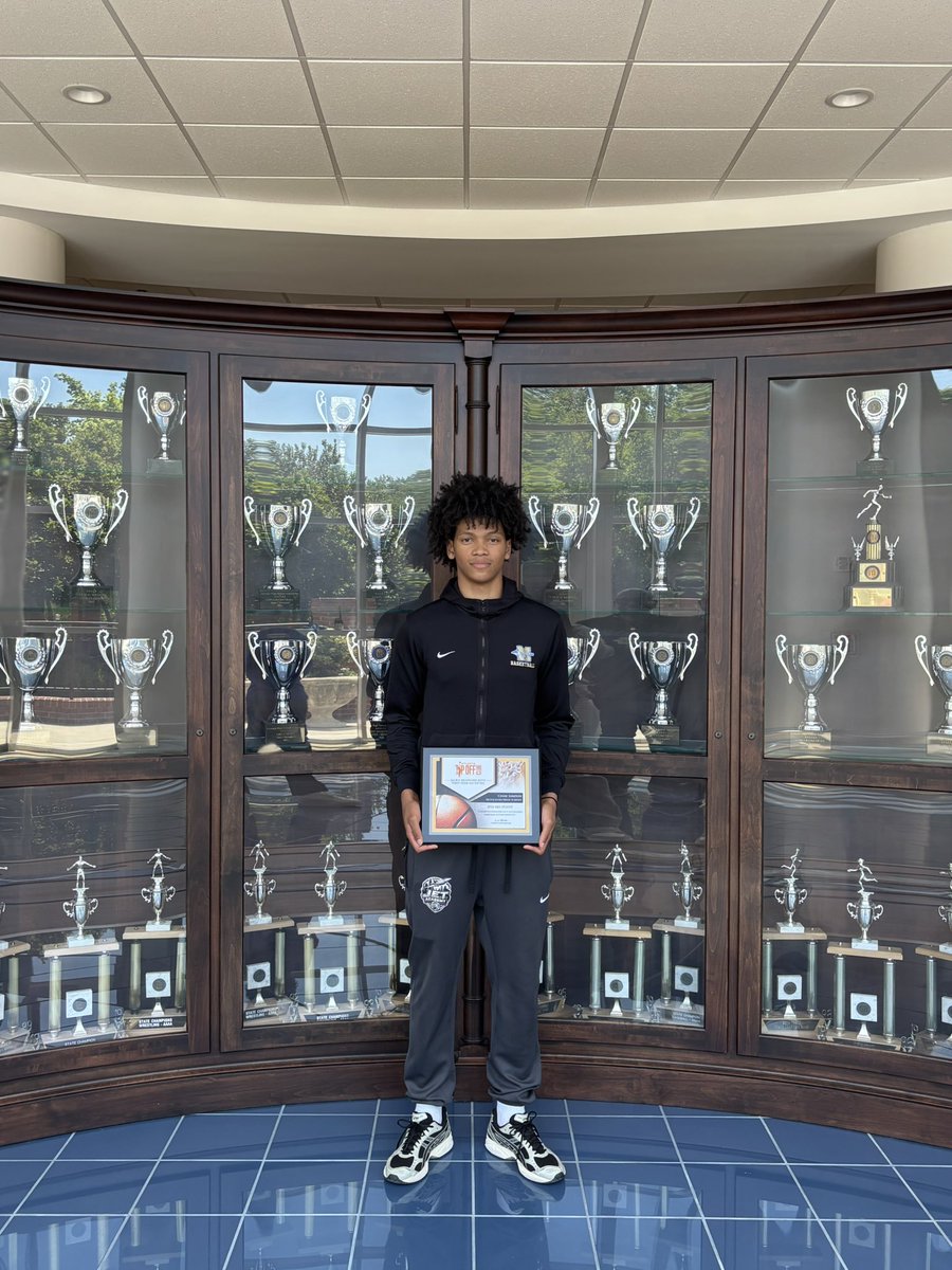 ATLTipoffClub's tweet photo. Thank you to @McEachernSports &amp; @McEachernBoysBB for having us stop by and present @ChaseLumpkin1 with his Jackie Bradford High School Boys’ First Team All-Metro Award 🥇 https://t.co/BARrffn9Gv
