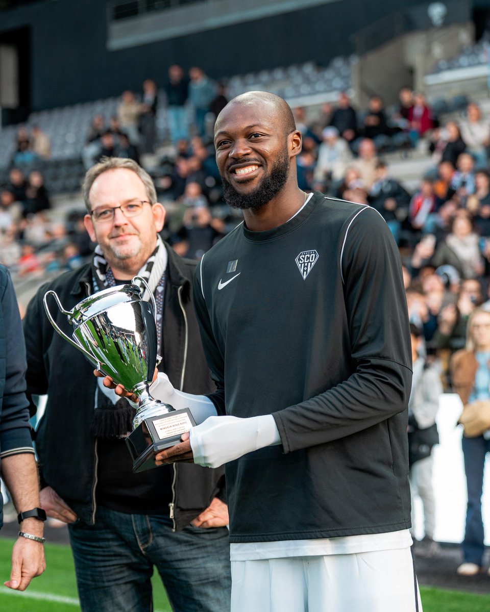 AngersSCO's tweet photo. 𝐇𝐞𝐫𝐯𝐞́ 𝐊𝐨𝐟𝐟𝐢, 𝐉𝐨𝐮𝐞𝐮𝐫 𝐝𝐞 𝐥𝐚 𝐒𝐚𝐢𝐬𝐨𝐧 🏆

Élu par les supporters, Hervé Koffi s'est vu remettre son trophée par le Forum @SCO_1919 🖤🤍

Félicitations @hkkoff ! 👏 https://t.co/vcWO3NvS4e
