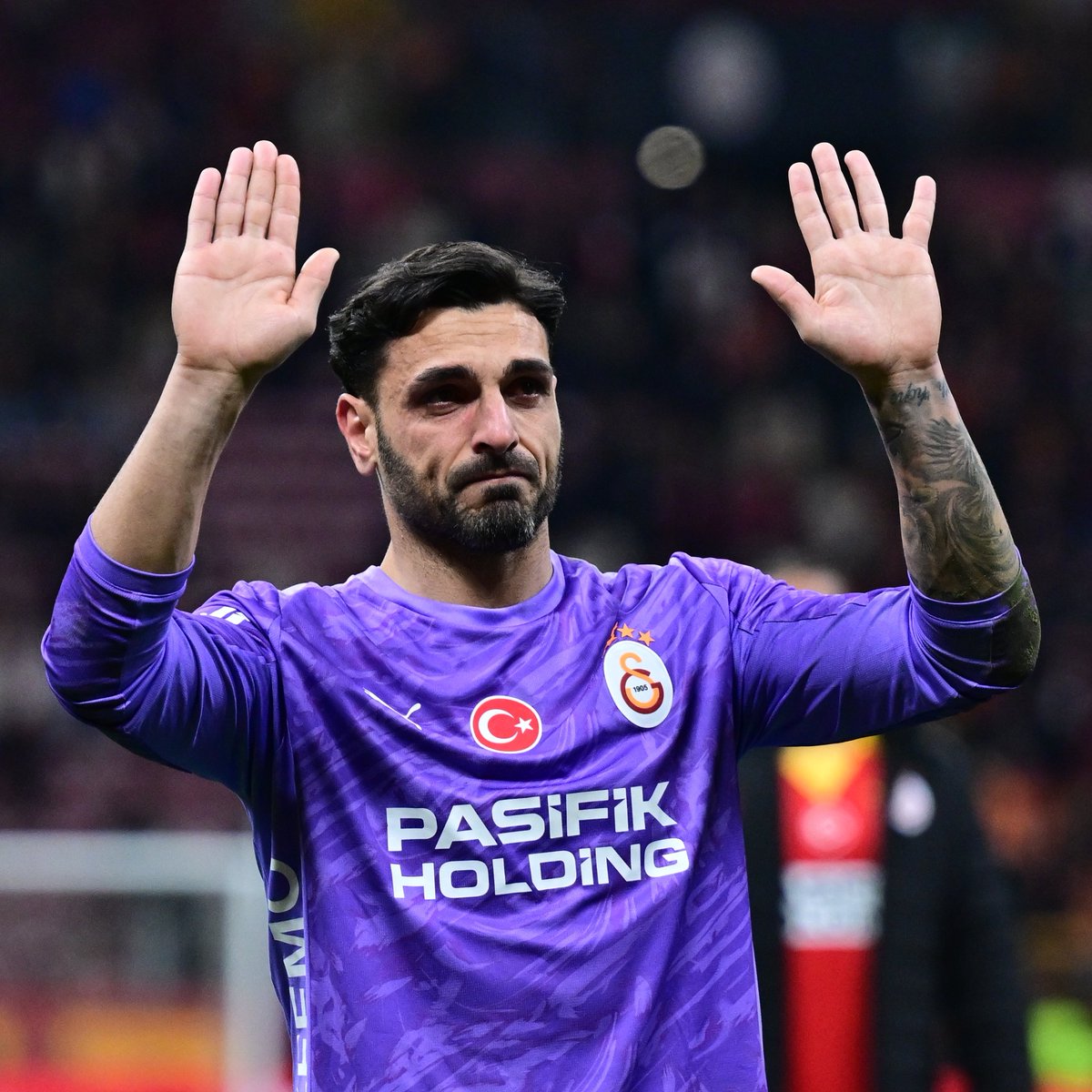 demarkesports's tweet photo. Okan Buruk: "Zaman zaman bu tür maçlarda ıslıklanmalar olabiliyor. Tabii ki bunu istemiyoruz. Kimse istemiyor. Zaten taraftarımızın büyük bölümü Günay'a destek oldu. Bence destek olanların çoğunlukta olması daha değerli. Günay bizim takımımız için saha içi ve saha dışı performansı olarak çok önemli. Arkadaşlarına destek veren, sahip çıkan, liderliğini takıma her zaman gösteriyor. Geçen sezon bu kupayı kazanırken hep Günay oynadı. Bu sene de iyi işler çıkardı. Şanssızlıklar, hatalar olabilir ama bu hatayı Günay üzerinden okumamak lazım. Burada hatalı biri varsa ilk başta teknik direktördür."