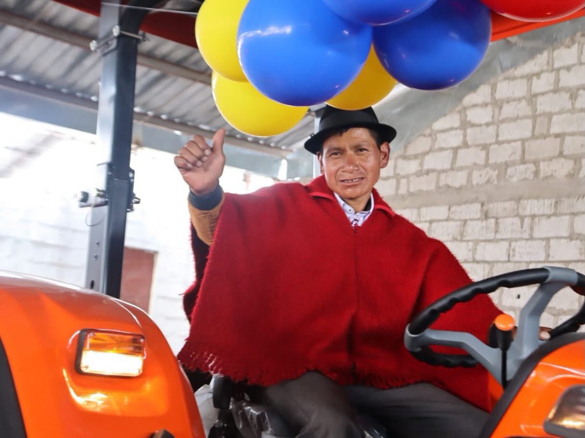 #Cotopaxi | Junto a la viceministra de Desarrollo Productivo Agropecuario, Raquel Solís, fortalecemos el campo y reconocemos el esfuerzo de nuestros productores. 🌱

Entregamos:
✅ 173 títulos de propiedad
✅ 50 kits agrícolas
✅ 15 carnets AFC
✅ 2 sellos AFC
✅ 3 SOMA’s (1