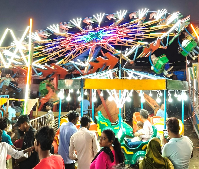 paroshep's tweet photo. Best way to experience the true culture of a country or region:  local festivals and fairs.
Check this one out from Gola Gokarannath, Uttar Pradesh, India. 
https://t.co/AjuQHXQpri https://t.co/IgkBd7ZUJY