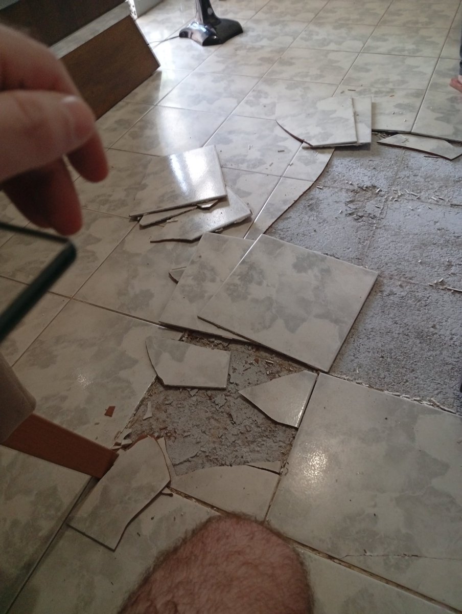 shundashow's tweet photo. Mês q vem já ia ser apertado aí meu piso decidiu simplesmente EXPLODIR https://t.co/AMOgEkH7lJ